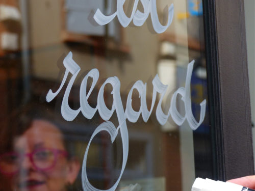 Vitrines calligraphiées à Montauban, une déambulation poétique pour découvrir autrement votre ville…