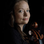 Portrait de Marie Hallynck avec son violoncelle