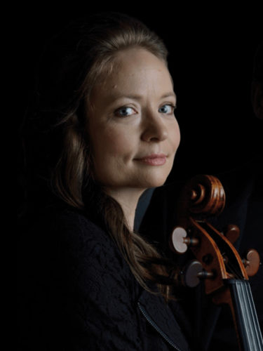 Portrait de Marie Hallynck avec son violoncelle