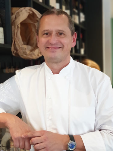 Portrait de Stéphane Reynaud, chef cuisinier, dans sa cave, photo Thierry-Richard