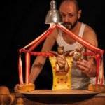 Au beau milieu d'un étalage de boulangerie, un boulanger-conteur fait naître sous nos yeux des marionnettes à partir de brioches et de pains, pour offrir à ses clients des histoires.
