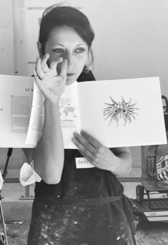 Photo noir et blanc de Fanny Pageaud explianquant livre à l'appui