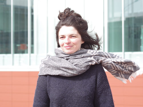 Hélène Bléhaut cheveux au vent devant la médiathèque de Montauban, la Mémo